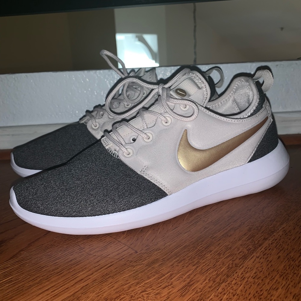 Nike roshe two knit never worn!!!